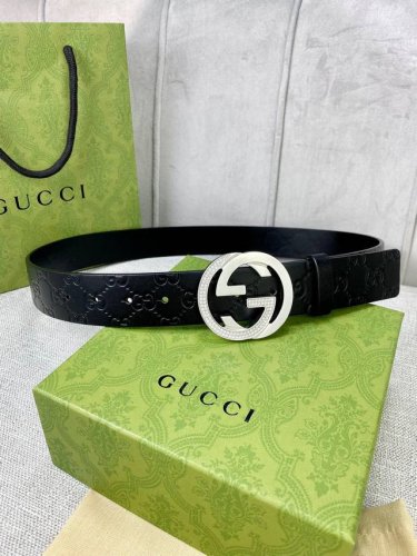 带宽4.0Cm Gucci 互扣式双G原单镶钻钢扣腰带，采用热压印技术的Gucci Signature皮革精制而成，触感厚实，印花图案清晰分明。五金厚度：6.0
