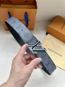 lv Speed 双面腰带借由金属搭扣的反差色彩洋溢动感格调，可为牛仔造型或商务着装平添潮流意味。Monogram 帆布和柔滑牛皮革提供多种搭配选择
