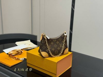 配折叠盒飞机盒 Lv新包包｜可爱版小牛角 小小的一只真的很可爱 不能抗拒的了这样一只 不得不说 Lv总是能抓住心理 尺寸:19.13Cm