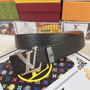 品名：Lv..路易..威登原单 材质：原单牛皮腰带 百分百头层牛皮腰带保证真皮，24K纯钢扣，专柜原单品质、做工精细，时尚大牌，送人自用首选 包装： 请认准如图