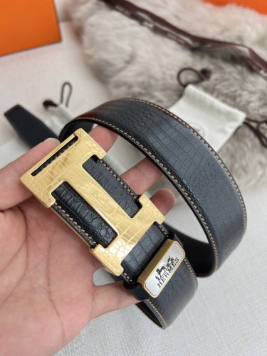 品名： 爱玛仕.Hermes腰带 皮带 原单 型号：挂扣，经典纯钢材质扣头，双面头层牛皮，图片实物拍摄 材料：双面头层牛皮，挂扣系列，纯钢材质扣头，钯镀电镀工艺