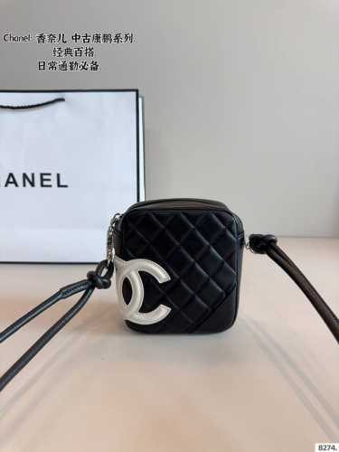 香奈儿Chanel 康鹏单肩包. 令人一眼钟情双C Logo太吸睛了 经典又特别 康鹏皮质很耐用哦 不论单肩斜挎是真香～又酷又随意 是漫不经心的酷女孩啦~尺寸：