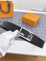 特 寬度：40Mm Lv Pyrmide Truck L Oeii雙面腰帶 驢家 海外原單代特供 面為進口小牛皮壓飾有標誌性品牌圖案效果工藝 原廠配色柔軟小牛皮
