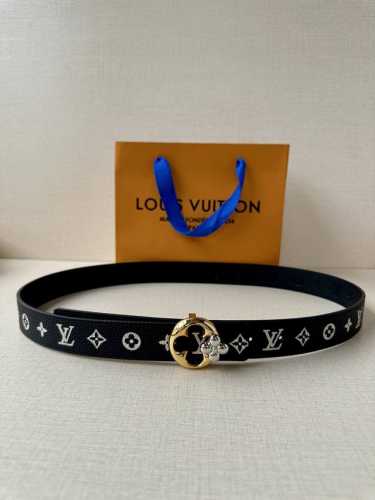 lv 双面腰带取材缝线皮革和 小黑花 小白花帆布，以尖瓣 Monogram 花卉搭扣映衬榄尖形腰带末端，为纤细设计注入柔美风情。