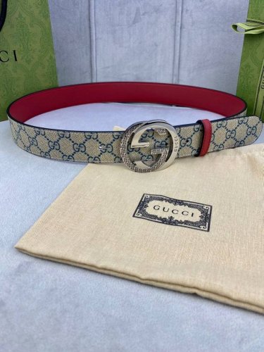宽度4.0Cm Gucci 双面腰带，一侧为gg Supreme帆布，反面一侧为枣红色头层小牛皮。配以互扣式双g钢扣采用真空电镀 厚度6.0Mm