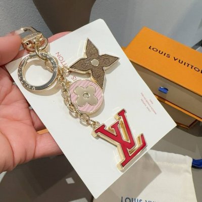 Lv 钥匙扣包挂件 Spring Street Chain 包饰将 Monogram 花卉和 Lv 字母等经典元素化为袖珍挂饰，在淡雅色彩和 Monogram