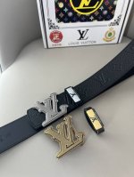 品名：Lv..路易..威登原单 材质：原单牛皮腰带 百分百头层牛皮腰带保证真皮钢扣，专柜原单品质、做工精细，时尚大牌，送人自用首选 包装： 请认准如图专柜包装赠