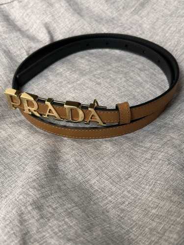 Prada 普拉达 专柜同款 女装休闲细腰带 宽 1.5Cm 这款采用saffiano原版皮内衬光滑小牛皮，搭配prada字母五金扣，可搭配不同风格的服装。原单