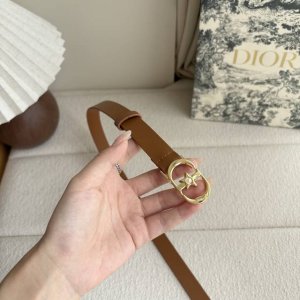 Dior新款腰带，采用精致头层皮制作，手感柔软，舒适细腻，精品五角星珍珠扣，精致优雅，时尚大方。宽2.0Cm