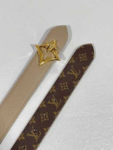 特 双面腰带选用 Monogram 帆布和 Monogram 压纹皮革演绎两式风尚，以宛若珠宝的柔美搭扣致意 Monogram 花卉，可为各式造型注入典雅风采。