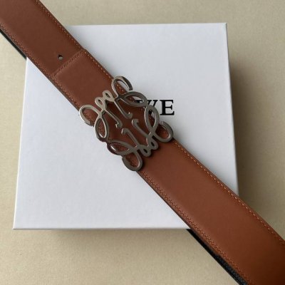 罗意威 尺寸:带宽40Mm 正品尺寸 五金材质:专柜精品扣，真空电镀，工艺精细 带身材质:天然头层牛皮，质感十足，手感柔软。时尚个性，经典百搭！可自行选择搭配！