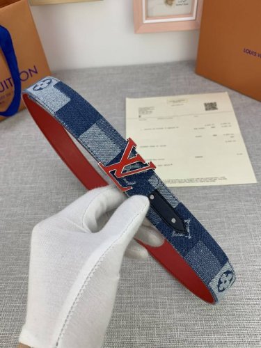3.0宽Lv Iconic 腰带以潮流视角革新经典元素。Damier 图案与 Monogram 图案的拼接渲染丹宁纹理，无纹小牛皮提供素雅造型选择，精钢316扣