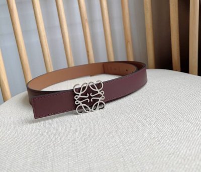 特 LOEWE 罗意威 专柜最新同款腰带 宽：2.8cm 选用光滑牛皮革双面腰带 配有Anagram针扣五孔调节 卓越的工艺 个性的造型 精美的材质