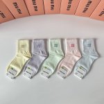 特 配包装 Miumiu 缪缪 新款中长款堆堆袜袜子！一盒五双， 专柜同步筒款袜子，大牌出街，潮人必备超好搭