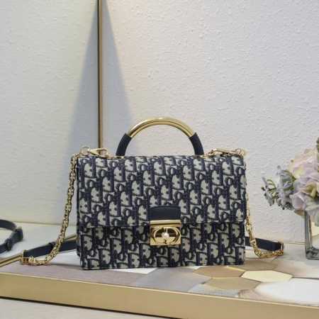 大号 Dior Ange 手袋老花，超大藤格纹 以优雅时尚的美学风格开启 Dior 的全新系列 以超大藤格纹缉面线，硬挺的复古金色饰面金属顶部手柄镌刻以 Chr - 点击图像关闭
