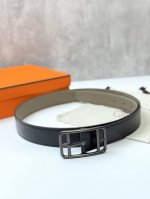 特 爱马仕HermèS男款腰带以其精湛的工艺、高品质的材料和经典的设计而备受推崇，是男士时尚配饰中的顶级选择。最具标志性的设计是带有“H”标志的扣头，简约大气且