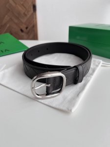 -Bv 2025最新款男士编织腰带 纯手工Intreccio大格子编织 意大利荔枝纹小牛皮搭配椭圆形微复古银色针扣 侧面有标识 可活动皮圈 宽度35Mm 颜色: