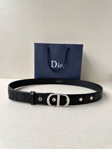 特 宽度3.0Cm 这款30 Montaigne 腰带从同名手袋汲取灵感，以典雅的风格全新演绎Dior 经典标识。采用黑色光滑牛皮革等材质精心制作，饰以经典的藤