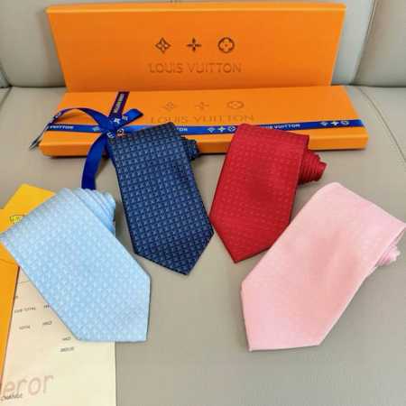 男士领带系列 L字母标识领带 ，稀有展现精湛手工与时尚优雅的理想选择，此款真丝织就的Diamonds V领带以奢华的提花面料重新诠释经典的V字标识。手工缝线，质 - 点击图像关闭