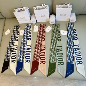 懂货的来，Dior 18姆米百分百斜纹真丝老花时髦小丝带，绝对的专柜品质，上等的好货，蓝色配底色米灰色，涂料精准印花，效果非常的赞，所谓的经典款，就是闭眼入不后