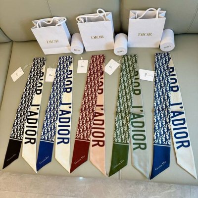 懂货的来，Dior 18姆米百分百斜纹真丝老花时髦小丝带，绝对的专柜品质，上等的好货，蓝色配底色米灰色，涂料精准印花，效果非常的赞，所谓的经典款，就是闭眼入不后