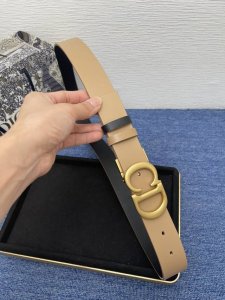 迪奥550 3.5Cm。 这款 Montaigne Avenue 腰带从同名手袋汲取灵感，采用黑色光滑 牛皮革精心制作，质感柔软，设计优雅，饰以富有光泽的新款金