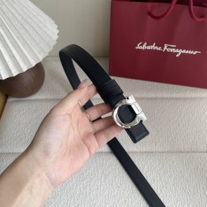 Ferragamo菲拉格慕现代经典 焕新演绎 双面双色设计彰显个性型格 配以抛光金色Gancini扣饰 镶式花边富有妙趣 增添精致活力 双面可用 宽2.5Cm