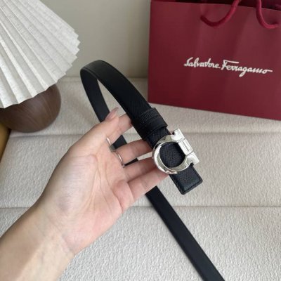 Ferragamo菲拉格慕现代经典 焕新演绎 双面双色设计彰显个性型格 配以抛光金色Gancini扣饰 镶式花边富有妙趣 增添精致活力 双面可用 宽2.5Cm