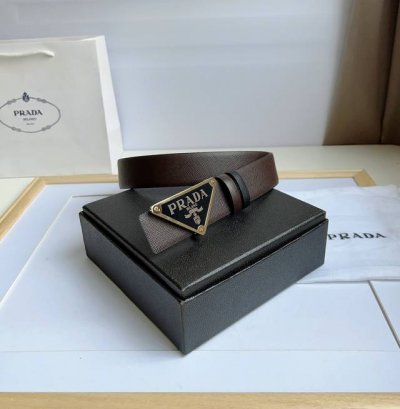 Prada 普拉达 专柜最新款 这款搭扣式腰带出自多功能的组合式配饰系列 可随心搭配 三角形徽标藉由普世的简约廓形彰显别具一格的特色和现代感 呈现精致质感 宽: