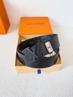 品名 Lv..路易..威登腰带皮带原单 型号 挂扣 经典纯钢材质挂扣 头层牛皮 图片实物拍摄 材料 头层牛皮 挂扣系列 纯钢材质扣头 钯镀电镀工艺永不掉色 原版