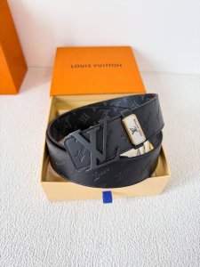 品名 Lv..路易..威登腰带皮带原单 型号 挂扣 经典纯钢材质挂扣 头层牛皮 图片实物拍摄 材料 头层牛皮 挂扣系列 纯钢材质扣头 钯镀电镀工艺永不掉色 原版