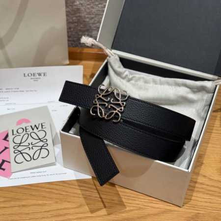 新款女士腰带 Ewe 意威经典Logo腰带实用性很强 光滑小牛皮双面腰带，配有Ewe Anagram搭扣 腰带非常有质感，喜欢Ewe的Logo设计，优雅 宽度： - 点击图像关闭