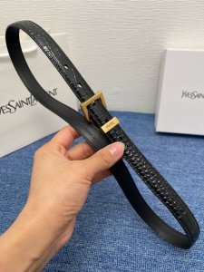 品牌 圣罗兰女带 2.0特 P160 描述 双面原版皮不可调节式皮带，小牛皮材质，配有钯金色和银色钢金属扣 牛皮材质 不锈钢 20毫米 意大利制造 腰带为意大利