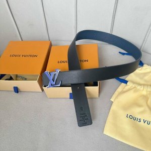 L0Uis Vuitt0N 專櫃最新升級版本 寬度40Mm 原廠荔枝紋面壓刻有花型圖案效果 進口柔軟小牛皮底 搭配新型字母搭扣 百搭易襯