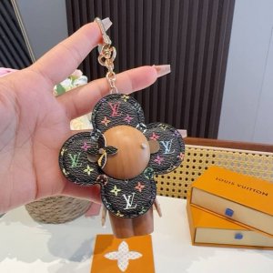 Louis Vuitton新款包饰 村上隆白三彩黑三彩钥匙扣 Lv薇薇安太阳花包包挂件 手机壳挂件 可满足各种时尚品味的实用配饰 凸显时尚个性