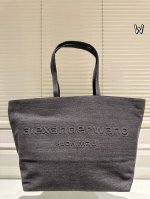 压力山大王购物袋 Alexanderwang 托特包 这回任何笔记本Ipad都可以放下 黑色也非常耐脏，出门旅人可使劲造啊 一丁点都不心疼，通勤健身带娃毫无压力