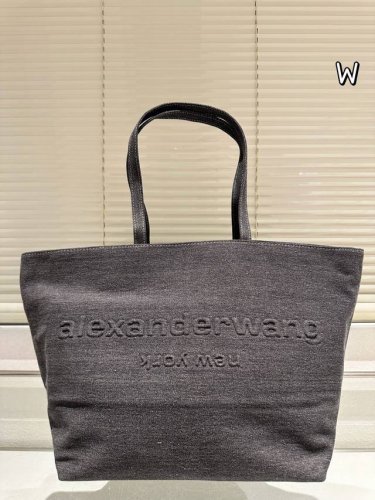 压力山大王购物袋 Alexanderwang 托特包 这回任何笔记本Ipad都可以放下 黑色也非常耐脏，出门旅人可使劲造啊 一丁点都不心疼，通勤健身带娃毫无压力