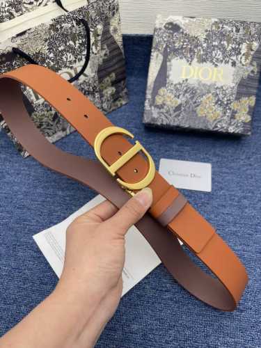 迪奥550 3.5Cm 特 这款 30 Montaigne Avenue 腰带从同名手袋汲取灵感，采用黑色光滑 牛皮革精心制作，质感柔软，设计优雅，饰以富有光泽