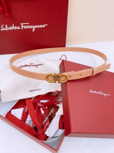 Ferragamo # 经典Gancio皮带 女士光滑小牛皮平纹面，质感十足 独特复古风格 复古链五金搭配 1.5Cm