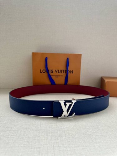 特 Lv4.0宽 Rays 双面腰带为中央搭扣镂刻细密纹理，进口手掌纹枣红底 临摹日光照射时的灿烂光线，可为多样造型注入创意巧思
