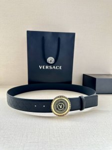 宽度3.8Cm Versace Jeans Couture 牛皮革V-Emblem板扣式皮带、饰有La Greca彰显个性设计。该铆钉腰带饰有La Greca五