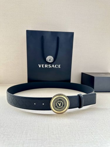 宽度3.8Cm Versace Jeans Couture 牛皮革V-Emblem板扣式皮带、饰有La Greca彰显个性设计。该铆钉腰带饰有La Greca五