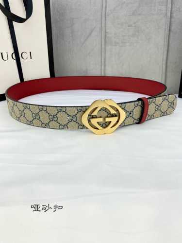 特 宽度4.0Cm Gucci 双面腰带，一侧为gg Supreme帆布，反面一侧为枣红色头层小牛皮。配以互扣式双g带扣。