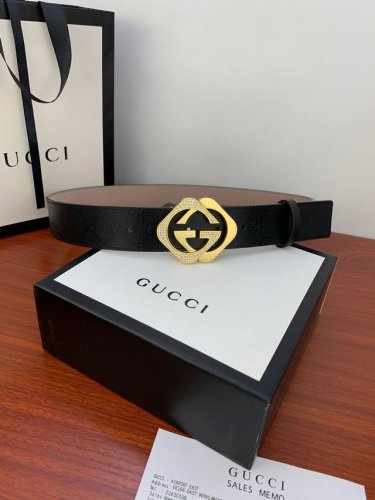 Gucci 经典款G家印花 搭配顶级镶钻两件套钢扣 采用精挑细选进口顶级牛皮，手感柔软细腻！品质保证：带身宽度4.0Cm