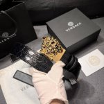 特 范思哲 宽4.0新款 光滑皮带，饰有双面Medusa Biggie搭扣，采用双色调 Medusa Biggie双面搭扣