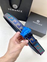宽度4.0Cm 范思哲 此款粒面牛皮革腰带饰有一枚彩色3D美杜莎腰带扣和代表不断演进的Gold Hibiscus印花 用芙蓉花对往季的Barocco印花加以重新