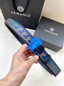 宽度4.0Cm 范思哲 此款粒面牛皮革腰带饰有一枚彩色3D美杜莎腰带扣和代表不断演进的Gold Hibiscus印花 用芙蓉花对往季的Barocco印花加以重新