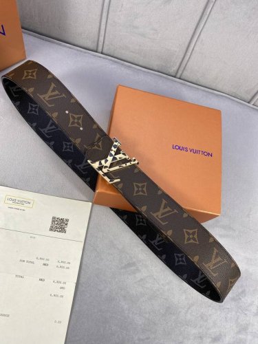 4.0宽Lv Dimension Sunset 双面腰带取材 Monogram 涂层帆布，以温暖色调再现晨光夕照的美妙意境，再借瞩目渐变效果搭扣捕捉时间流逝之美