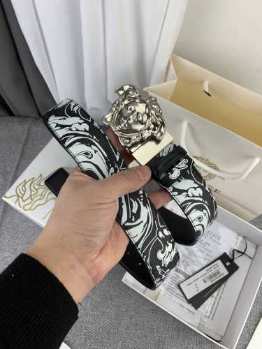 范思哲 宽4.0Cm，此款双面腰带采用光滑的Saffiano皮革制作，并配有3D美杜莎腰带扣。一面为单色设计，另一面饰有Tabloid印花。此款印花既是对当下名