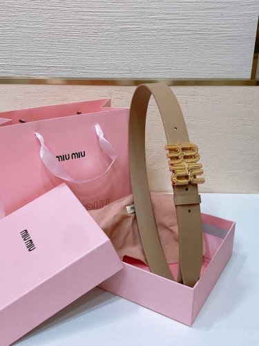 缪缪miumiu 古金扣宽度：3Cm这款皮革腰带是提升别致造型品味的理想之选。醒目的标志性徽标装点搭扣，营造精致撞色与纹理金属徽标搭扣搭扣饰醒目徽标